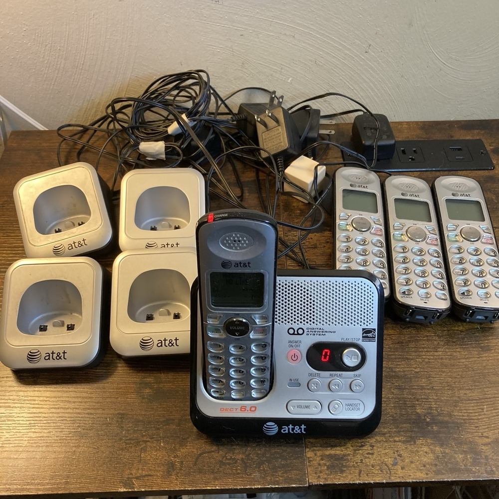 AT&T EL52500 Dect 6.0 Cordless Phone Lot - Base Station, 4 Handsets, 4 Cradles